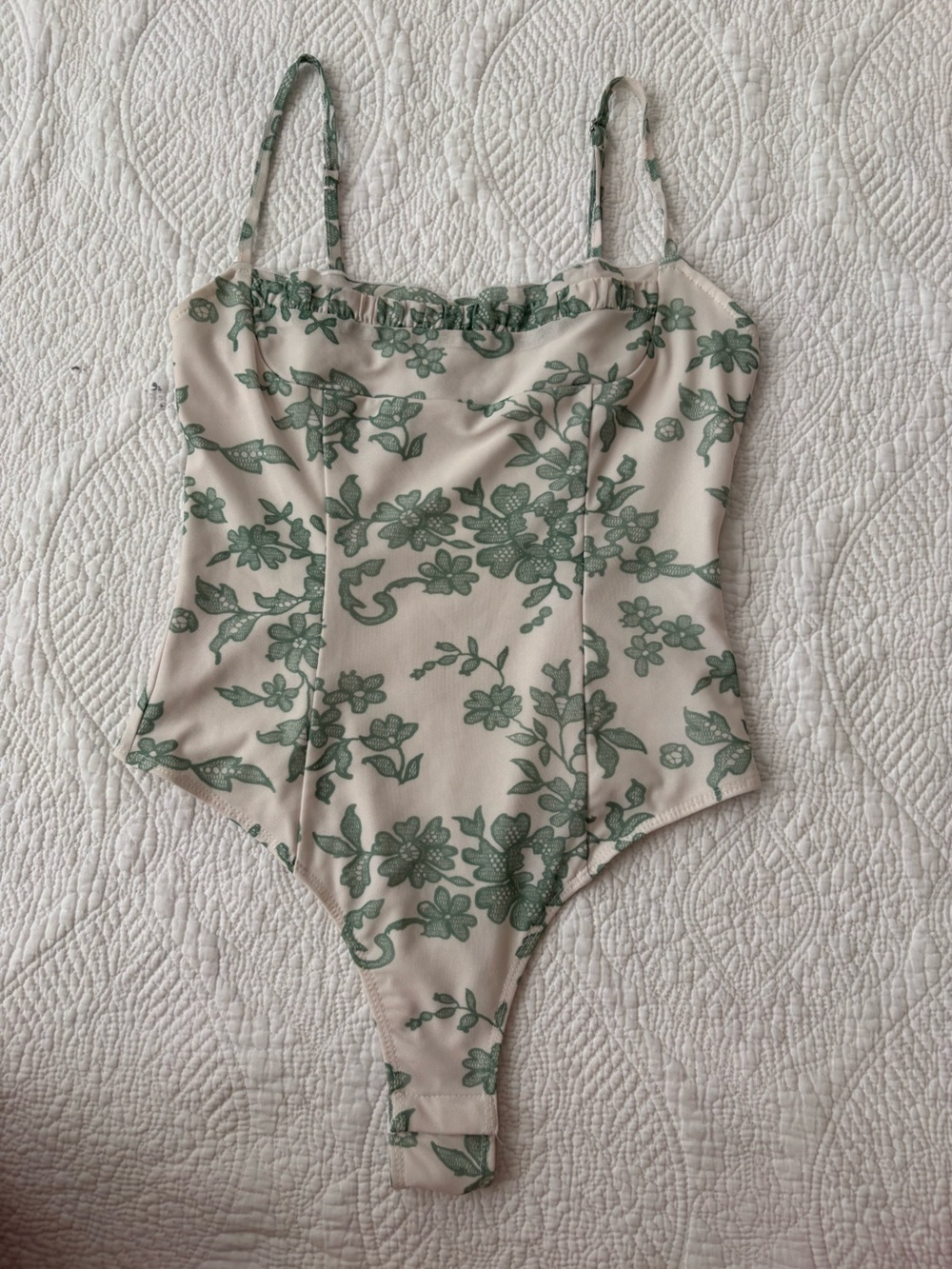 Princess Polly bodysuit. Cream w/green lacey flowers. Ruffle bust/adj straps 4